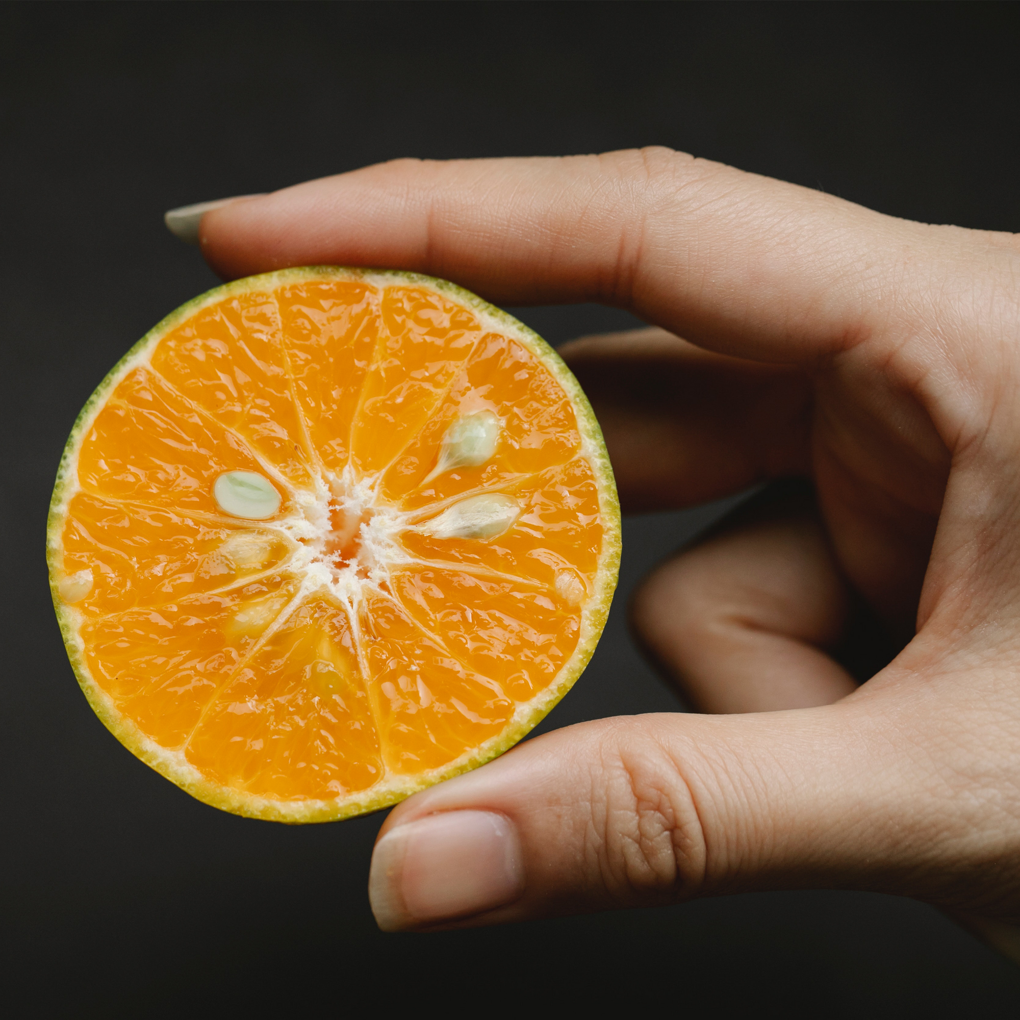 Reasons to Include Vitamin C Serum in Your Skincare Routine